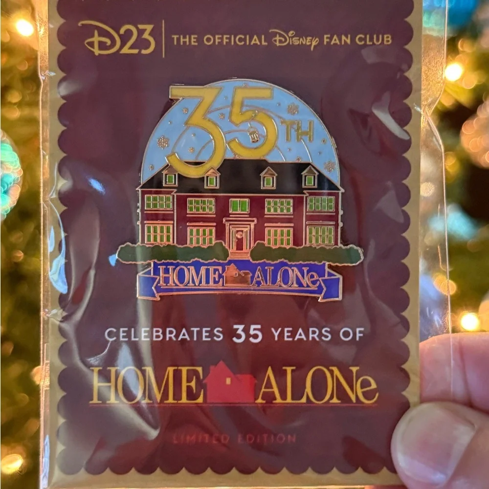 Disney D23 Exclusive Home Alone 35th Anniversary Trading Pin - Picture 2 of 3
